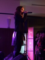 JRタワー展望室T38で行われた「天空ノ夜会」で歌うlecca。