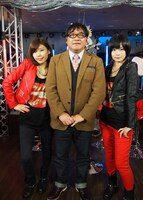 左から中村愛、カンニング竹山、藤岡みなみ。