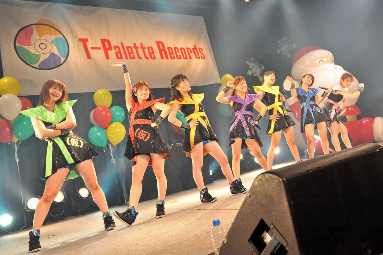 アップアップガールズ（仮）「T-Palette感謝祭 2013」でのライブの様子。