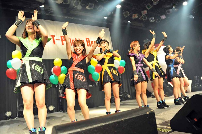 全国ツアー開催決定が決まり喜ぶアップアップガールズ（仮）。