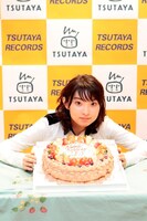 バースデーケーキを前に笑顔の家入レオ。