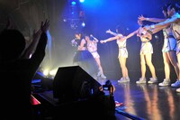 アップアップガールズ（仮）と大森靖子によるコラボステージの様子。