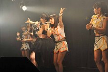 アップアップガールズ（仮）と大森靖子によるコラボステージの様子。