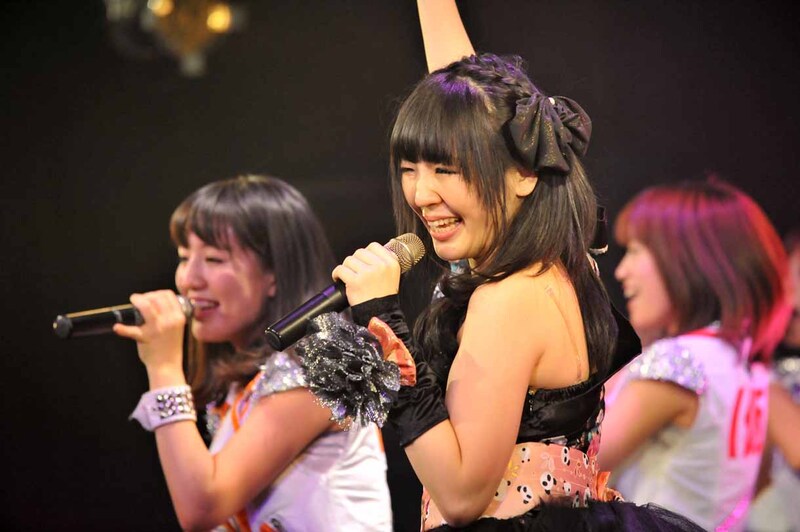 アップアップガールズ（仮）と大森靖子によるコラボステージの様子。