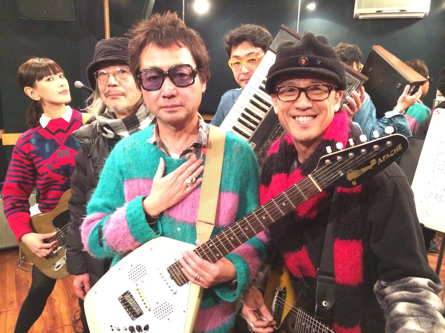 PLASTICS。手前左が中西俊夫。