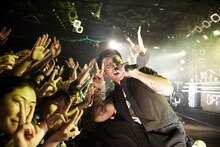 ファンと盛り上がりながらカメラにピースサインを向けるPES。