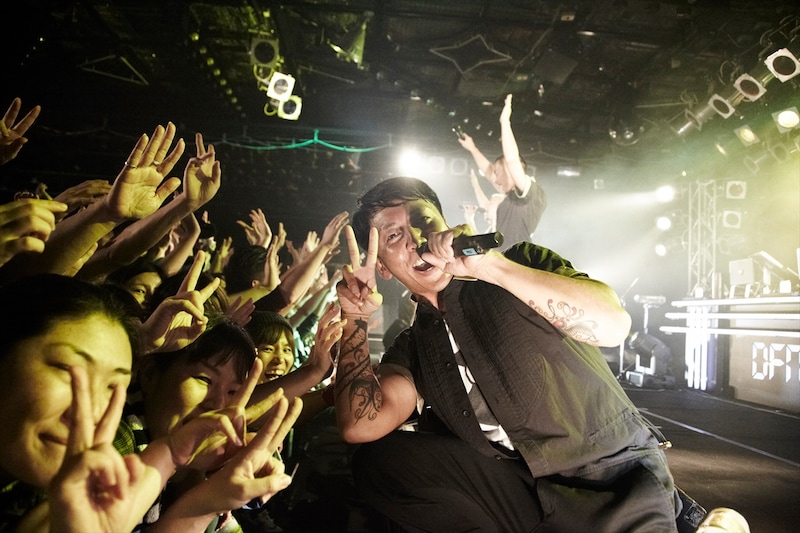 ファンと盛り上がりながらカメラにピースサインを向けるPES。