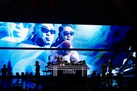 「楽園ベイベー」の演奏中、スクリーンに大写しになるFUMIYAのパフォーマンス映像。写真は東京・Zepp DiverCity TOKYO公演の様子。