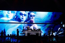 「楽園ベイベー」の演奏中、スクリーンに大写しになるFUMIYAのパフォーマンス映像。写真は東京・Zepp DiverCity TOKYO公演の様子。