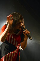 「カノープス」を熱唱する南波志帆。