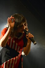 「カノープス」を熱唱する南波志帆。