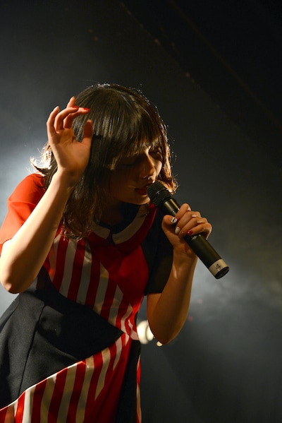 「カノープス」を熱唱する南波志帆。