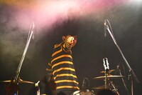 メンバー紹介のドラムソロを放棄してポーズを決める西浦謙助。