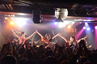 1日限りのユニット・ナンバタタンとしてパフォーマンスした南波志帆＆暫定タルトタタン。