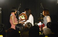 暫定タルトタタンに花束を贈呈する優希。