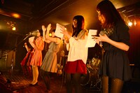 「恋人がサンタクロース」を歌う南波志帆×暫定タルトタタン×新生タルトタタン。