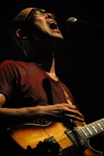 吉野寿（Vo, G）（撮影：菊池茂夫）