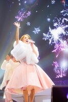 西野カナ。「Kanayan X'mas Special ～wish & real～」の様子。