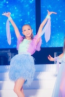 西野カナ。「Kanayan X'mas Special ～wish & real～」の様子。