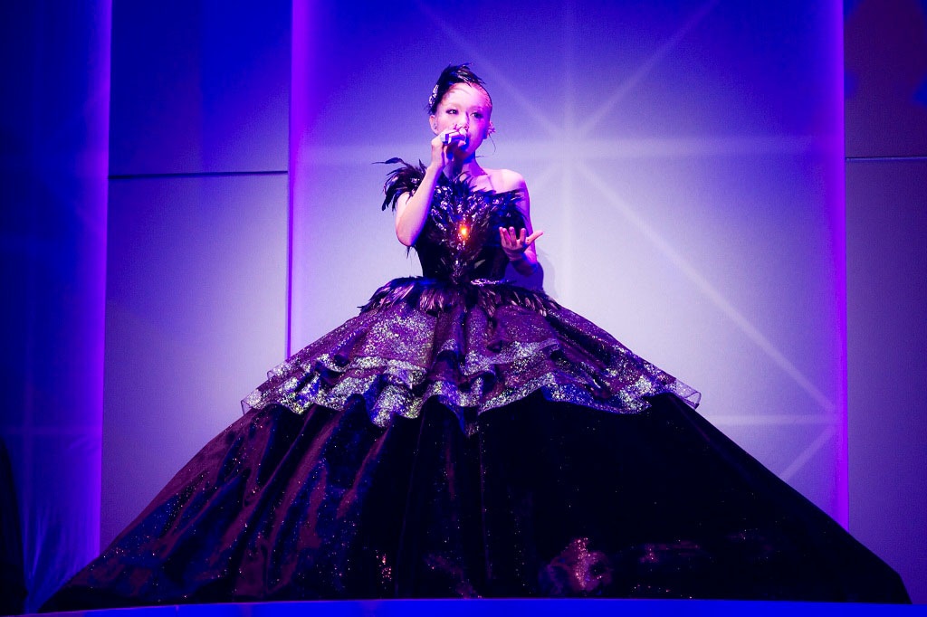 西野カナ。「Kanayan X'mas Special ～wish & real～」の様子。