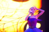 西野カナ。「Kanayan X'mas Special ～wish & real～」の様子。