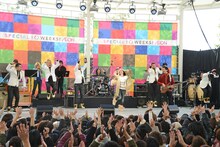 「『SPECIAL 10WEEKS! AEON』DREAMS COME TRUE SPECIAL LIVE」の様子。