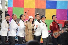 「『SPECIAL 10WEEKS! AEON』DREAMS COME TRUE SPECIAL LIVE」の様子。