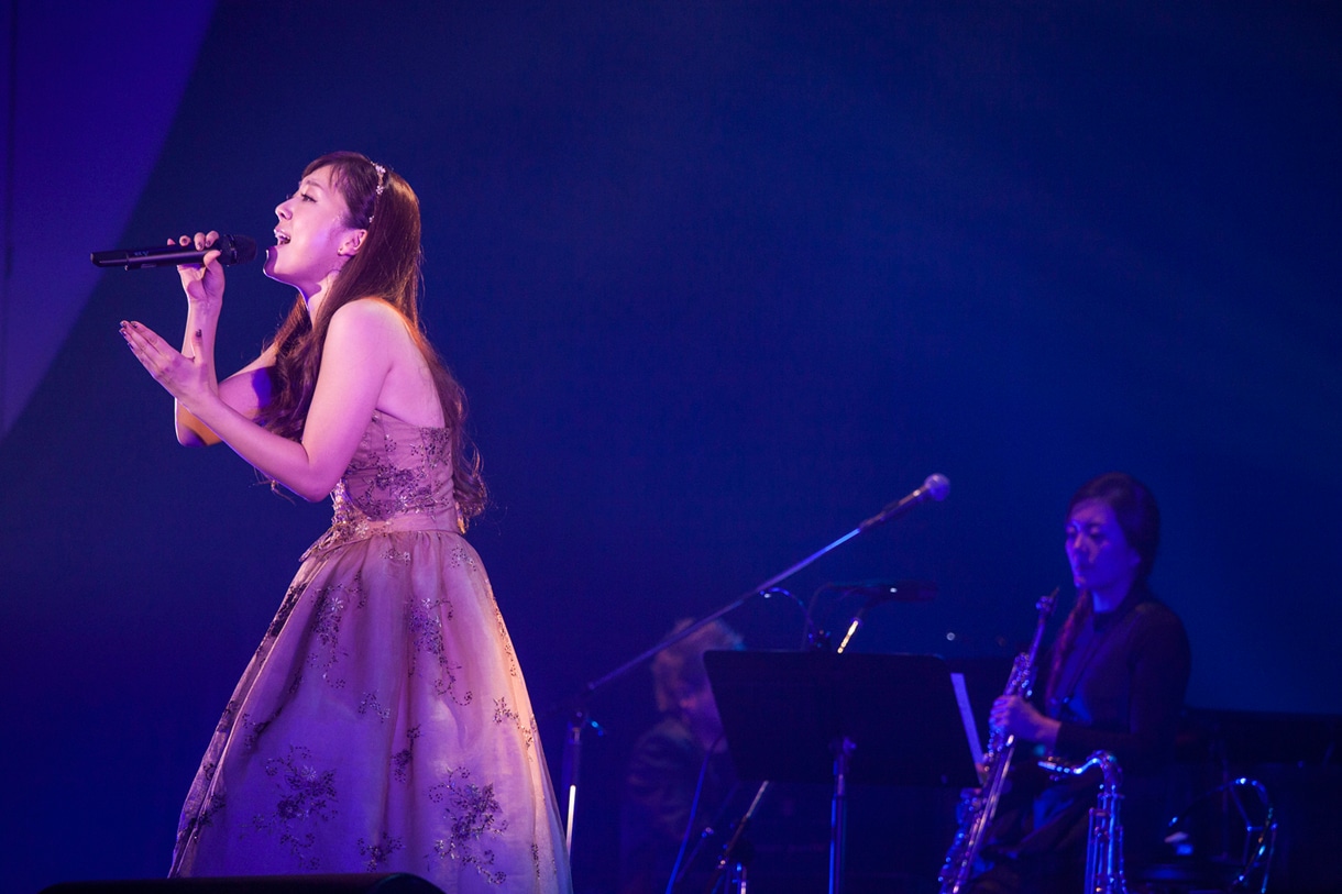 平原綾香。「L’ULTIMO BACIO Anno 13 10th Anniversary 平原綾香 デビュー10周年記念 一夜限りのスペシャルライブ」の様子。
