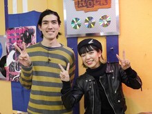 「NEXUS PUSH!!」コーナーに登場するSEBASTIAN Xの2人。左から沖山良太（Dr）、永原真夏（Vo）。