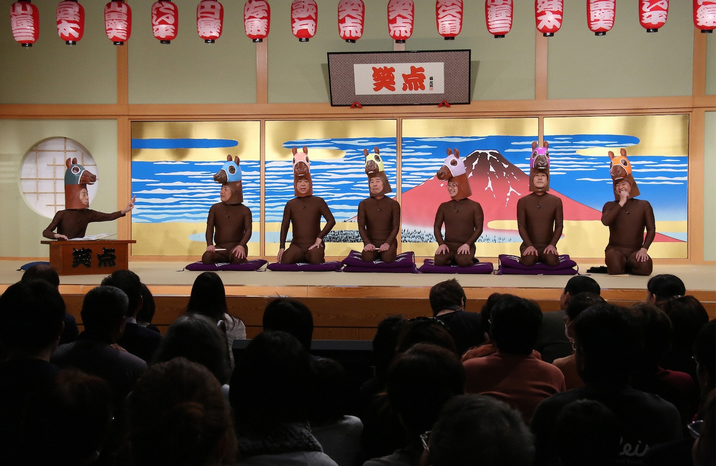 「笑点メンバー寿大喜利」の様子。 (c)日本テレビ