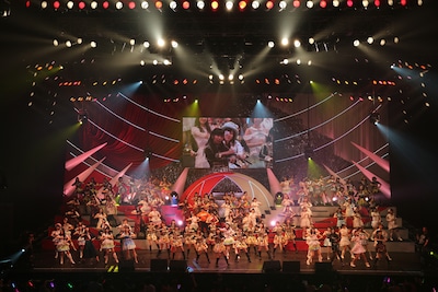 最後は全員で「恋するフォーチュンクッキー」を熱唱。 (C)AKS