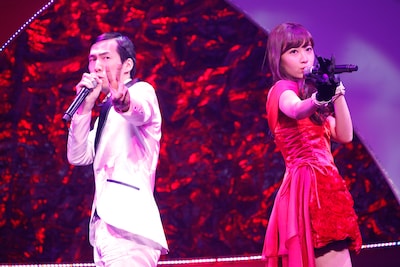 「二人はデキテル」をムードたっぷりに歌う北川謙二と小嶋陽菜。 (C)AKS