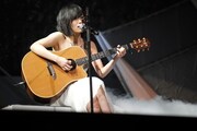 「12月31日」を弾き語りで歌う山本彩。 (C)AKS