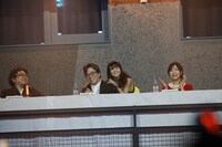 審査員の小林よしのりにボディタッチでアピールする大島優子。 (C)AKS