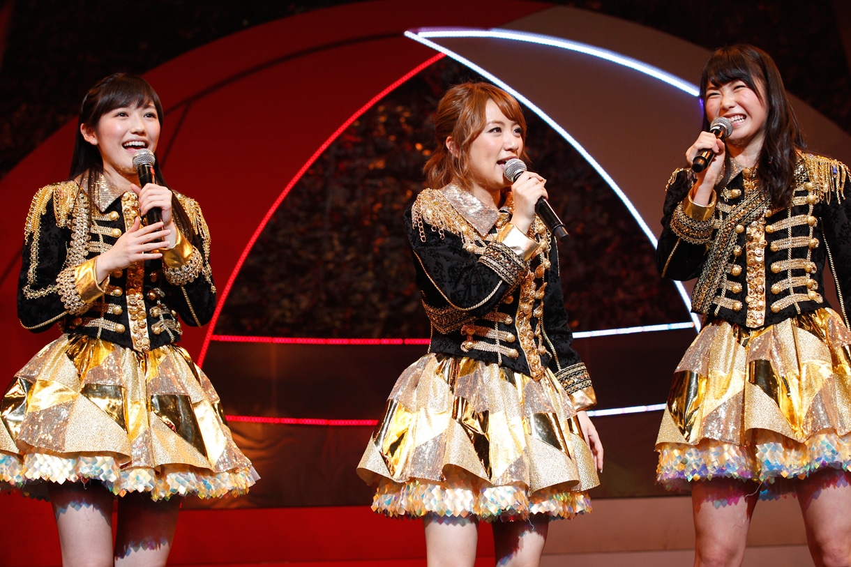 左から渡辺麻友、高橋みなみ、横山由依。 (C)AKS