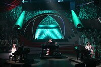 「予約したクリスマス」では竹内美宥、松井咲子、東李苑がピアノの演奏を披露。 (C)AKS