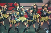 「メロンジュース」を歌うHKT48。 (C)AKS