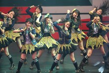 「メロンジュース」を歌うHKT48。 (C)AKS