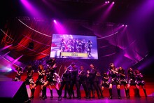 オープニングを盛り上げたWORLD ORDERのパフォーマンス。 (C)AKS