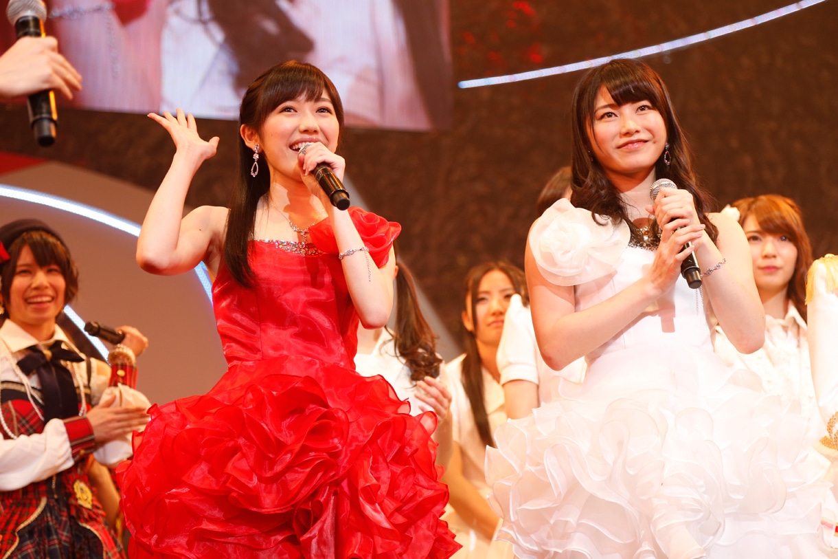 キャプテンを務めた渡辺麻友（左）と横山由依（右）。 (C)AKS
