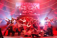 紅組メンバーによる「紅組（大声）ダイヤモンド」歌唱シーン。 (C)AKS