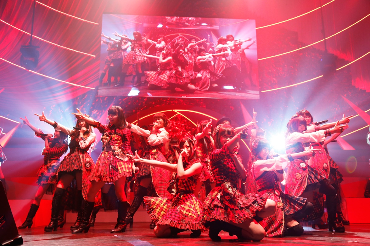 紅組メンバーによる「紅組（大声）ダイヤモンド」歌唱シーン。 (C)AKS