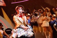 渡辺麻友のソロ曲「ラッパ練習中」を歌う川栄李奈。 (C)AKS