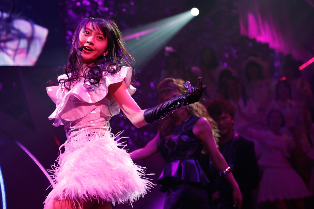 板野友美のソロ曲「Dear J」を歌う木崎ゆりあ。 (C)AKS