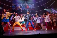 剛力彩芽のデビュー曲「友達より大事な人」を完コピした峯岸みなみ。 (C)AKS