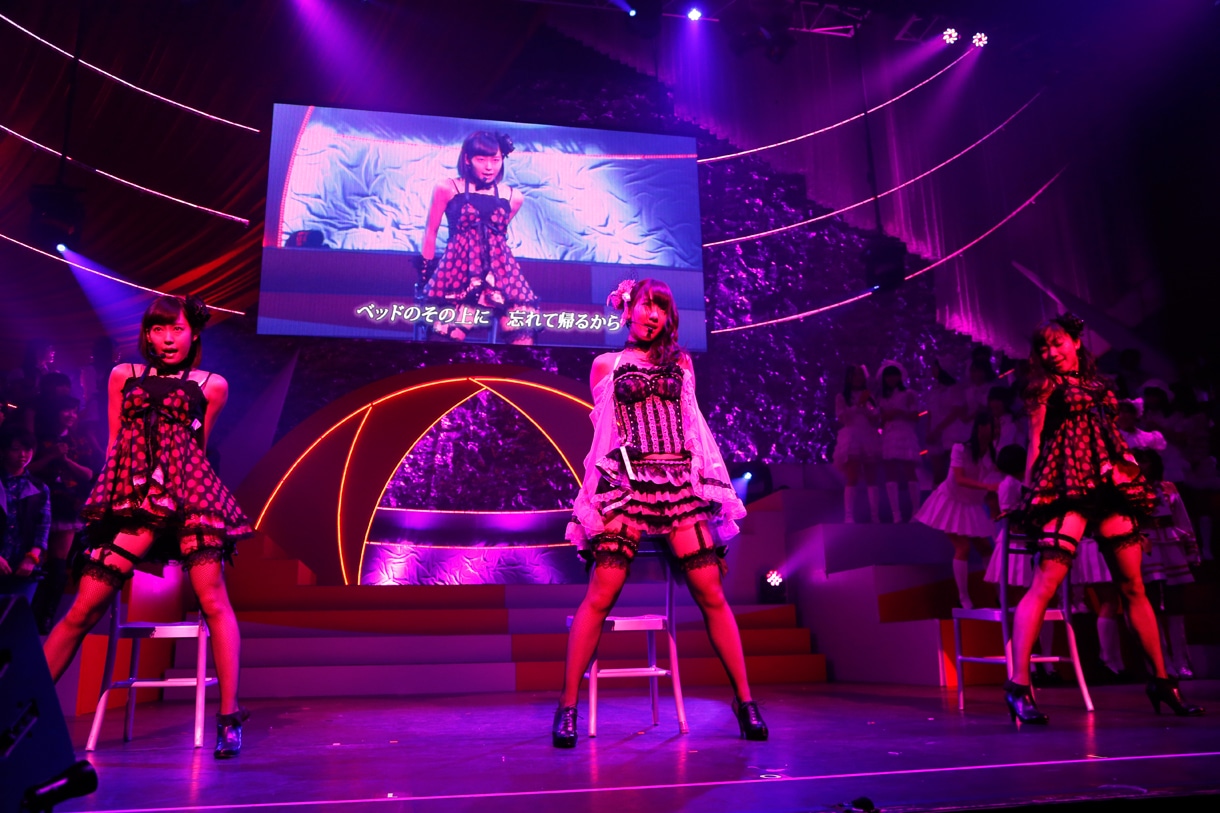 「誘惑のガーター」を歌う渡辺美優紀、柏木由紀、須田亜香里（左から）。 (C)AKS