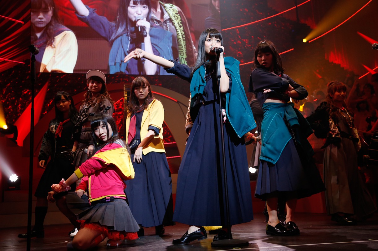 「マジスカロックンロール」を歌う紅組選抜メンバー。 (C)AKS