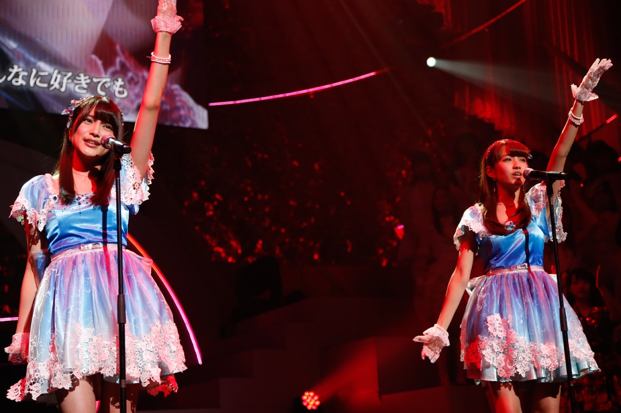 「てもでもの涙」を歌う入山杏奈（左）と加藤玲奈（右）。 (C)AKS