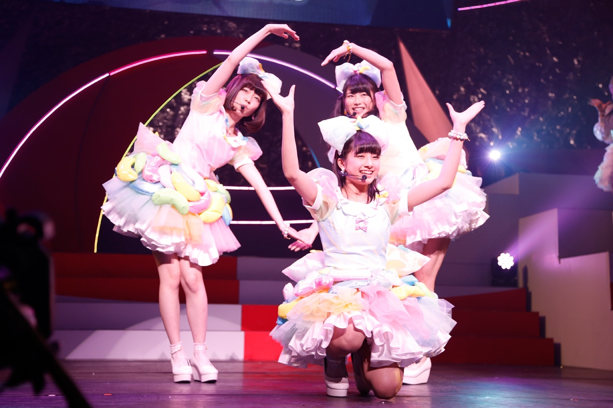 「初めてのジェリービーンズ」を歌う島崎遥香、大和田南那、横山由依（左から）。 (C)AKS