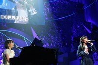 渡辺麻友は乃木坂46の「君の名は希望」を熱唱。シークレットゲストとして登場した乃木坂46生田絵梨花がピアノを演奏した。 (C)AKS